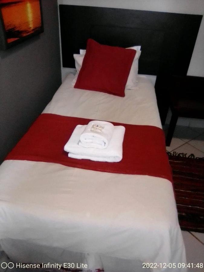 Rustenburg Guesthouse Buitenkant foto